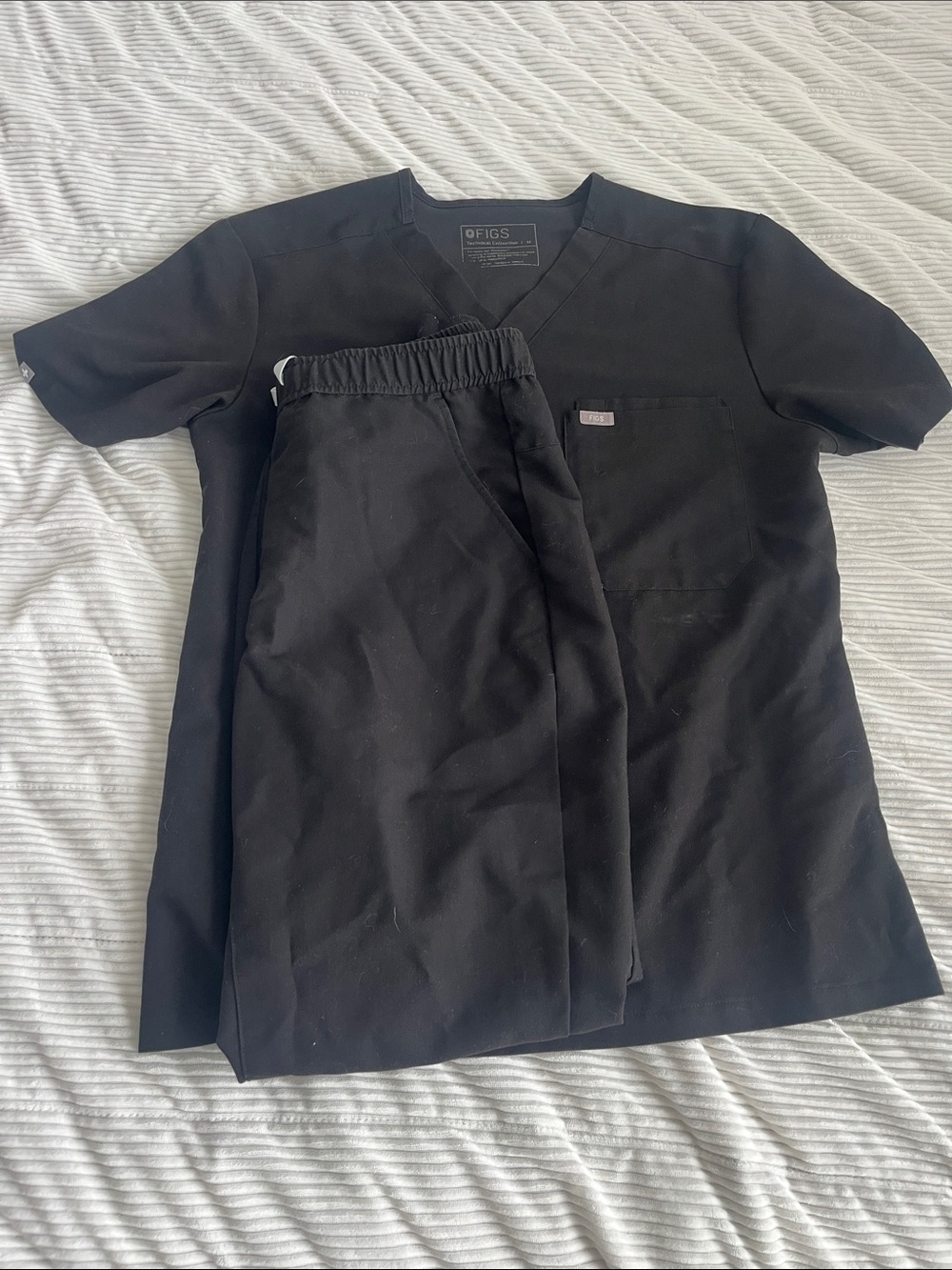 Figs Men's Black Jogger Scrub Set - Top & Sweatpants